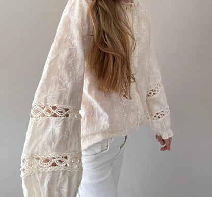 Celina broderie blouse beige