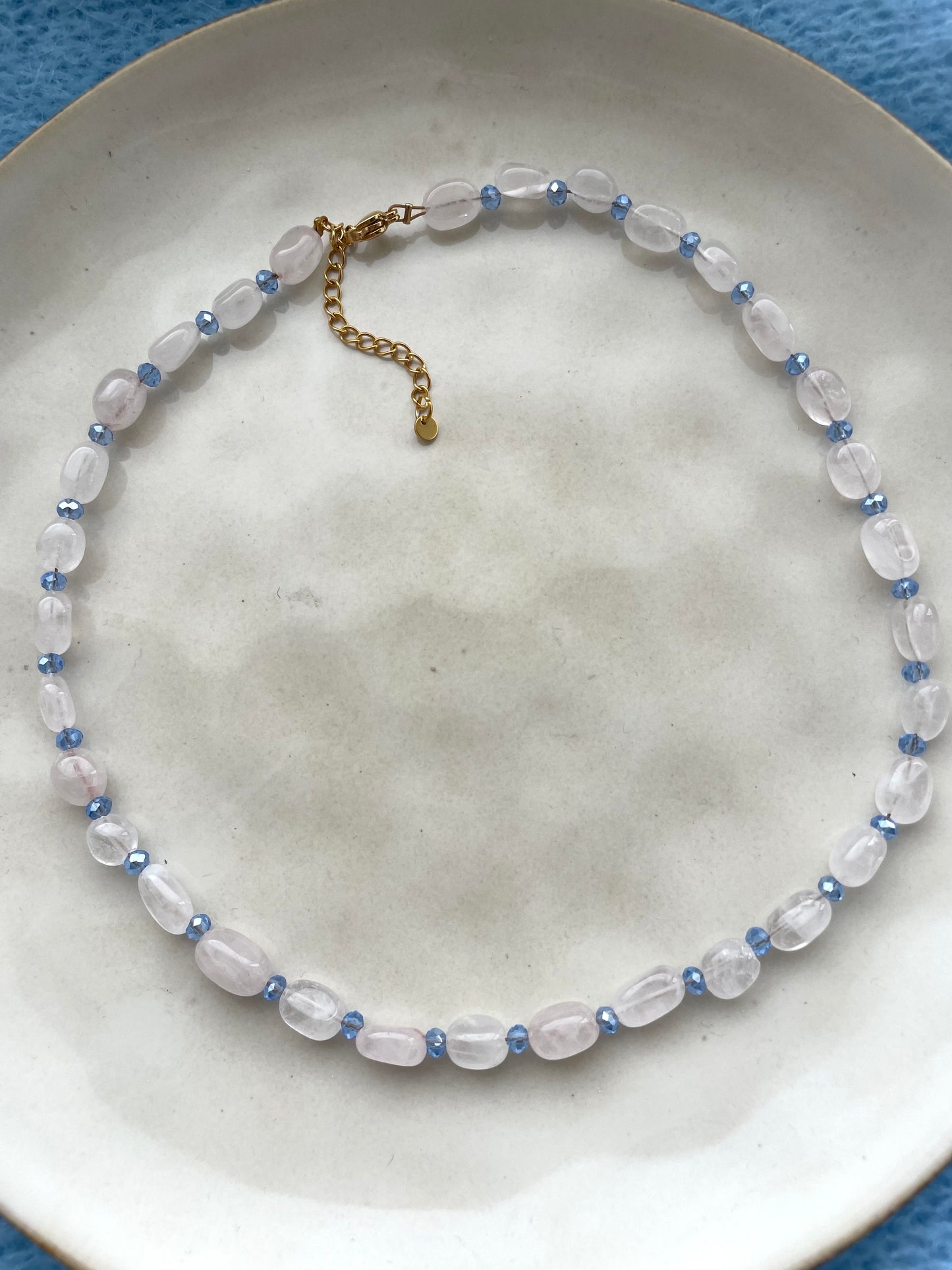 Rozenkwarts stone necklace light blue